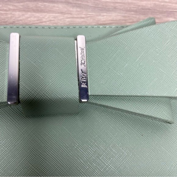 Betsey Johnson Green Boxed Zip Around Wallet Wristlet NWOT - Picture 3 of 6